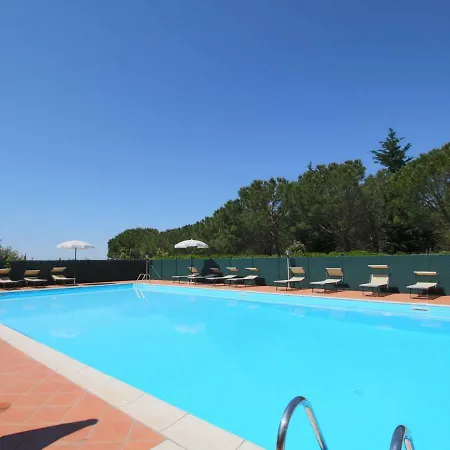 Spacious With Pool Ferienhaus